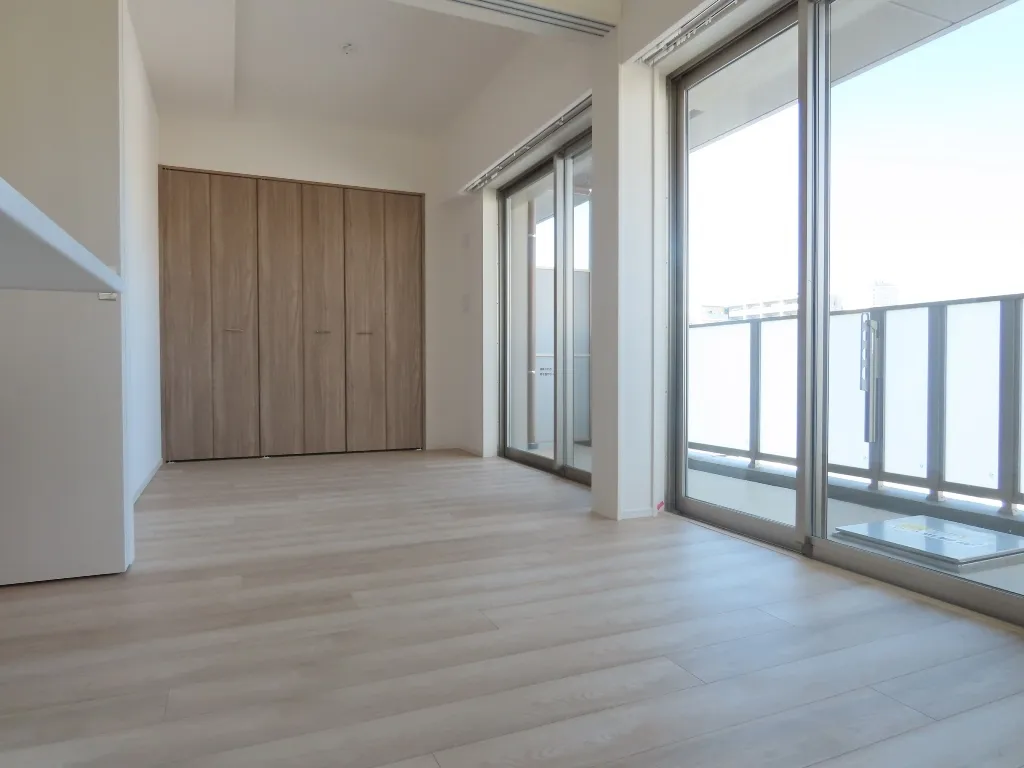 Orchid Residence Morishita - Interior - ["Building", "Fixture", "Window"]