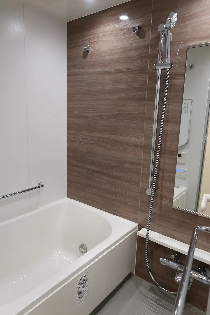 Laurel Tower Renai Hamamatsucho - Interior - ["Bathtub", "Property", "Plumbing fixture"]