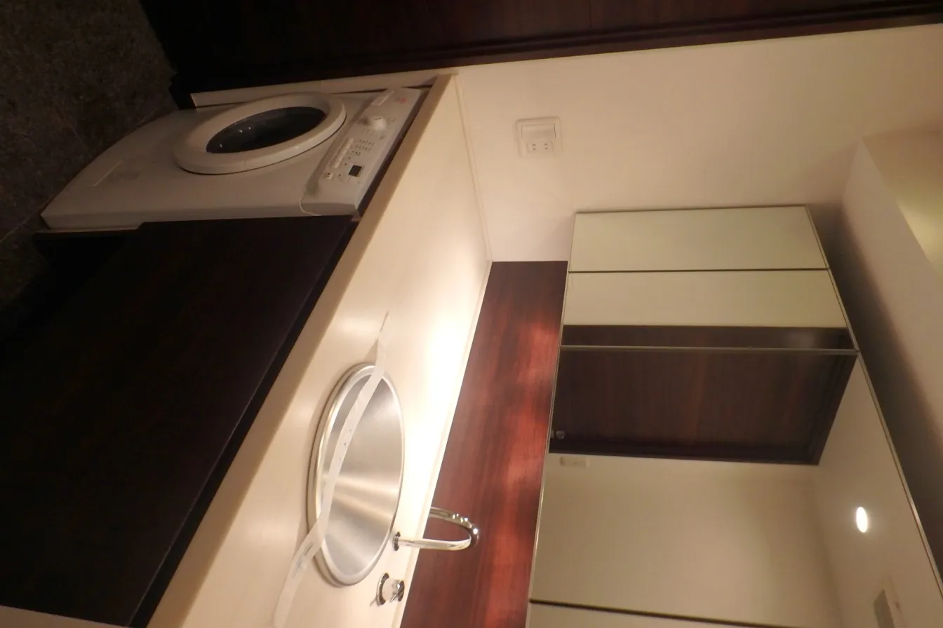 Doue Nihonbashi - Interior - ["Brown", "Tap", "Sink"]