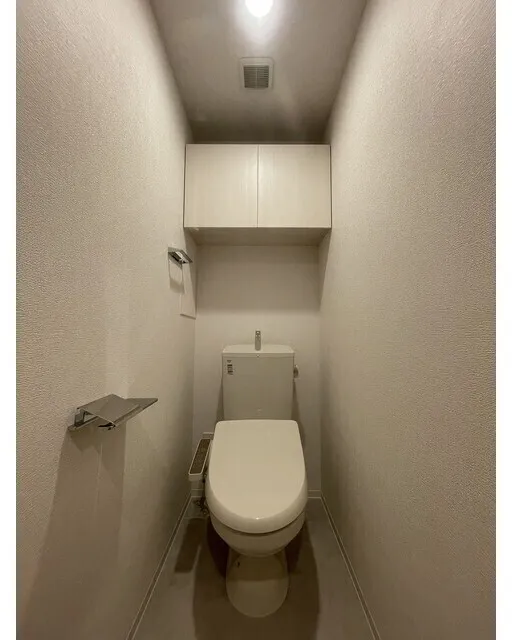 Due Oku - Interior - ["Toilet seat", "Toilet", "Flooring"]
