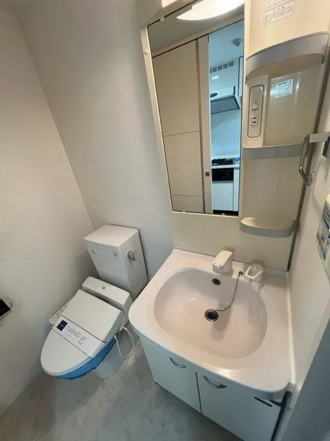 Residia Toranomon - Interior - ["Mirror", "Tap", "Bathroom sink"]