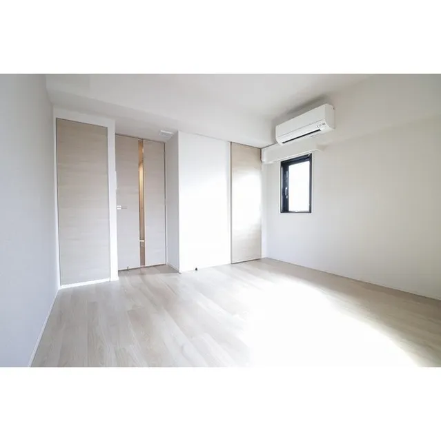 BluRock Aobadai - Interior - ["Window", "Fixture", "Wood"]