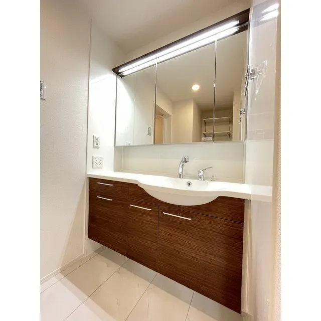 Le Chamveil - Interior - ["Mirror", "Brown", "Tap"]