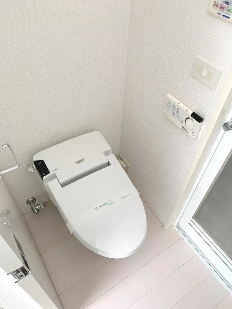 Arden Shiba Park - Interior - ["Plumbing fixture", "Bathroom", "Toilet seat"]