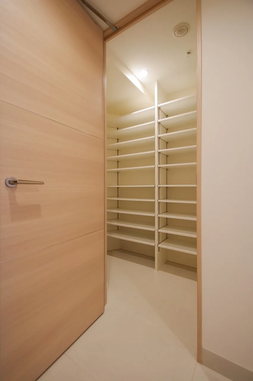 Central Park Tower La Tour Shinjuku - Interior - ["Building", "Wood", "Interior design"]