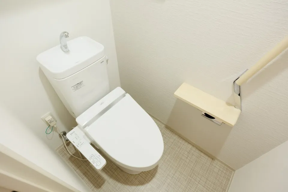 Hmlet Shinjuku Tower - Interior - ["Toilet seat", "Plumbing fixture", "Toilet"]