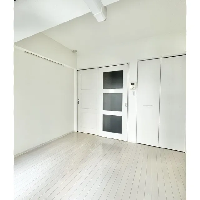 W723 - Interior - ["Door", "Fixture", "Building"]