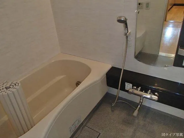 House Tao Li - Interior - ["Bathtub", "Plumbing fixture", "Property"]