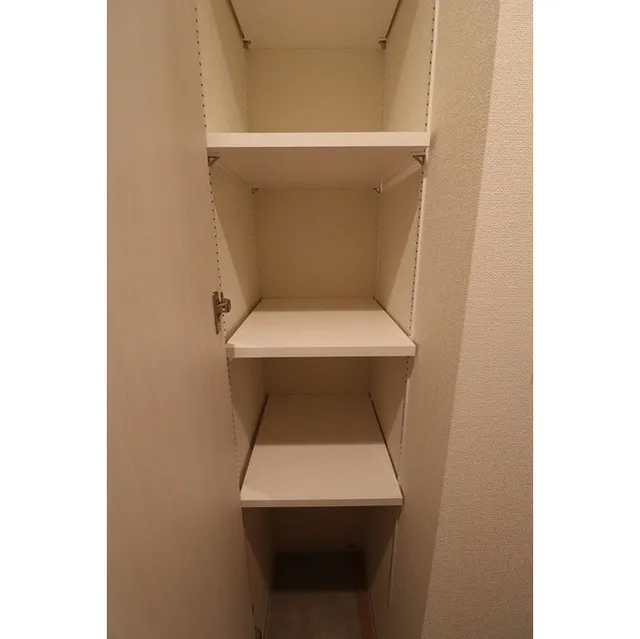 Well Square Ism Komagome - Interior - ["Rectangle", "Shelving", "Shelf"]