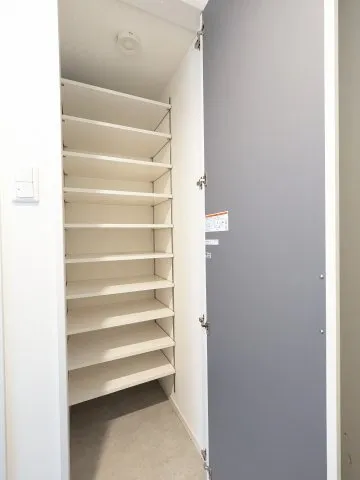 El Faro Yoyogi - Interior - ["Wood", "Flooring", "Shelving"]