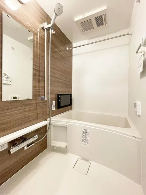 CASA GRAZIE Nishi-Ojima - Interior - ["Bathtub", "Plumbing fixture", "Building"]