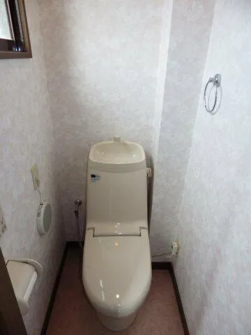 Pine Crest Fujimidai - Interior - ["Toilet seat", "Toilet", "Plumbing fixture"]