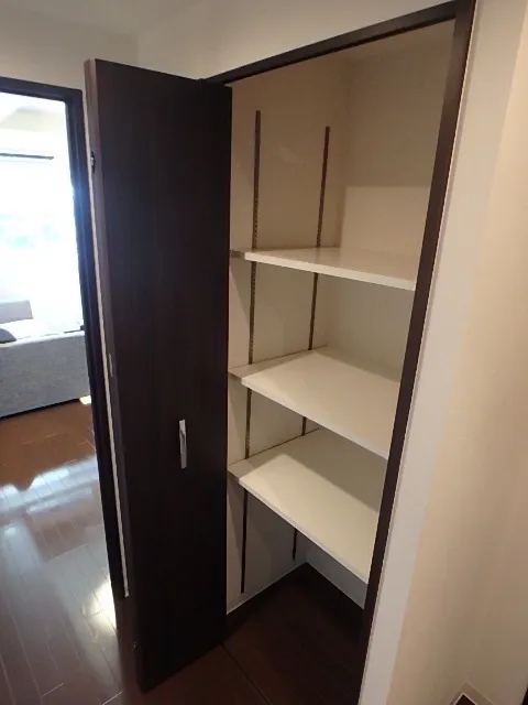 Comfort Meguro Nakacho - Interior - ["Fixture", "Rectangle", "Wood"]