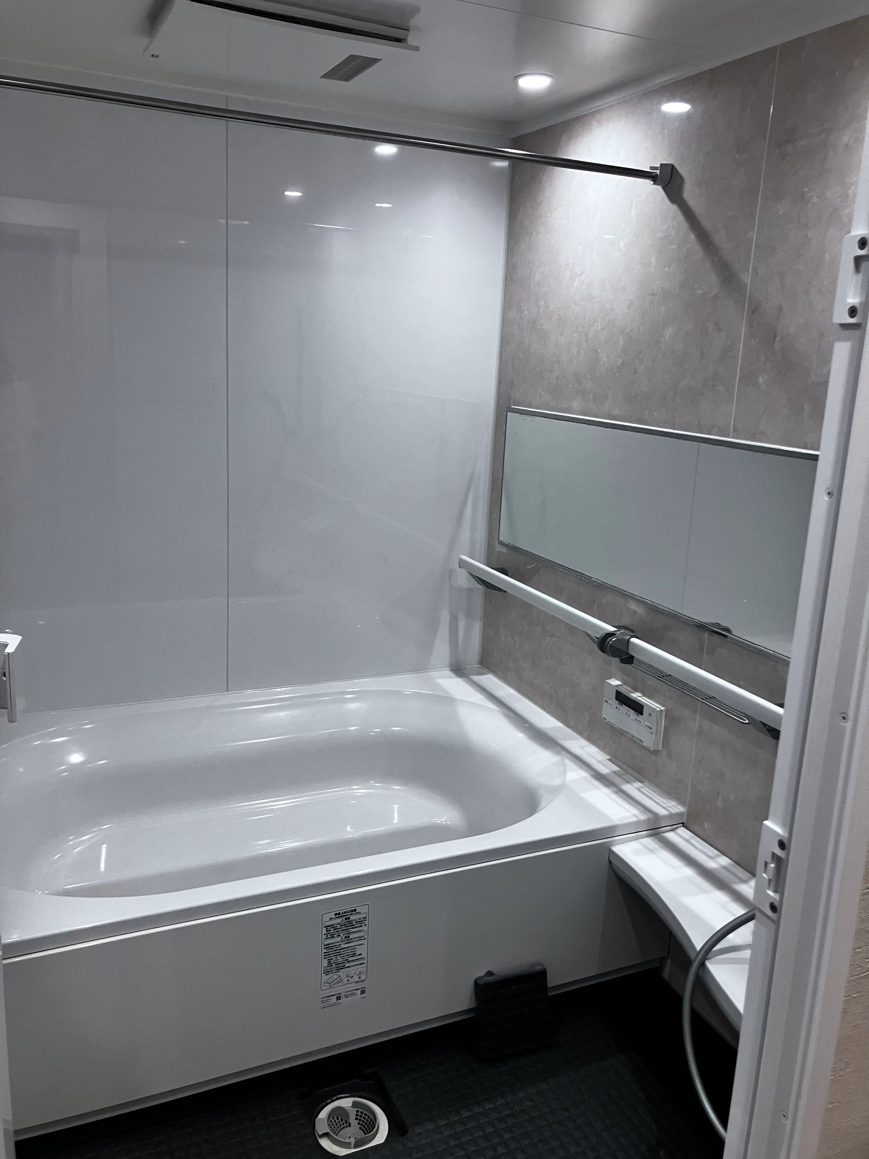 Moteki Building - Interior - ["Plumbing fixture", "Bathtub", "Plumbing"]