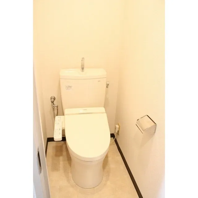 Unity - Interior - ["Toilet seat", "Plumbing fixture", "Bathroom sink"]