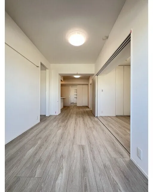 Comforia Nakakasai - Interior - ["Flooring", "Floor", "Ceiling"]
