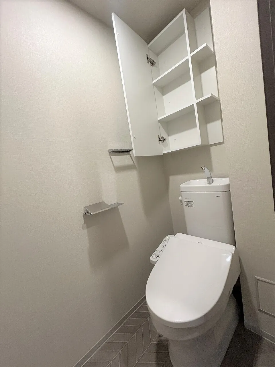 Blanchiesta Kiba - Interior - ["Toilet seat", "Flooring", "Plumbing fixture"]