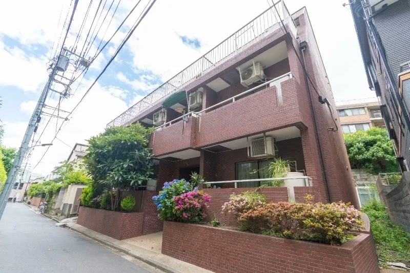 Nikko Palace Azabu Tanukiana - Exterior - ["Brick", "Geraniums", "Overhead power line"]