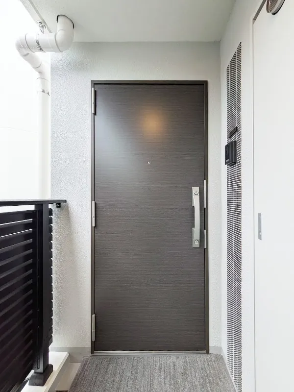 HJ Crown II - Interior - ["Flooring", "Door", "Floor"]
