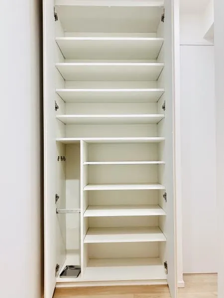PREMIUM CUBE Ueno - Interior - ["Shelf", "Furniture", "Bookcase"]