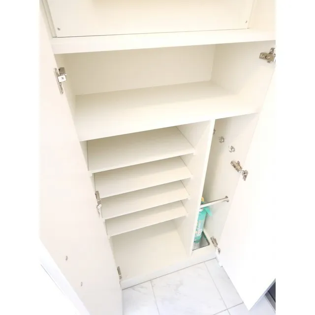 Main Terrace Ueno - Interior - ["Shelf", "Shelving", "Rectangle"]