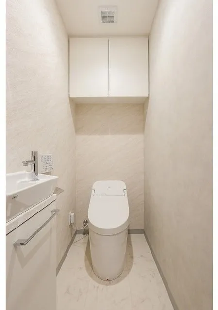 Comforia Liv Bunkyo Gokokuji - Interior - ["Toilet seat", "Toilet", "Flooring"]