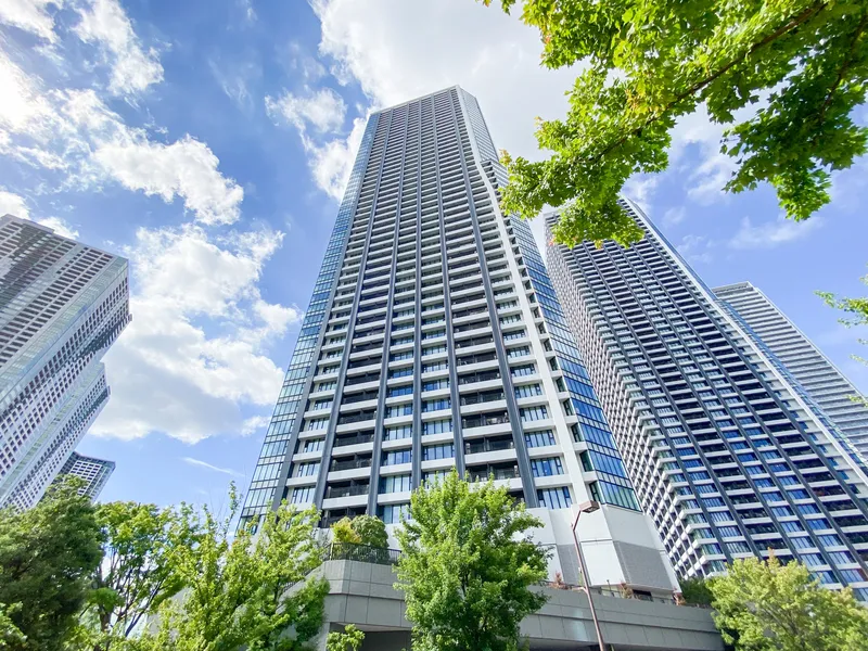 De Tour - Exterior - ["Skyscraper", "High-rise building", "Condominium"]