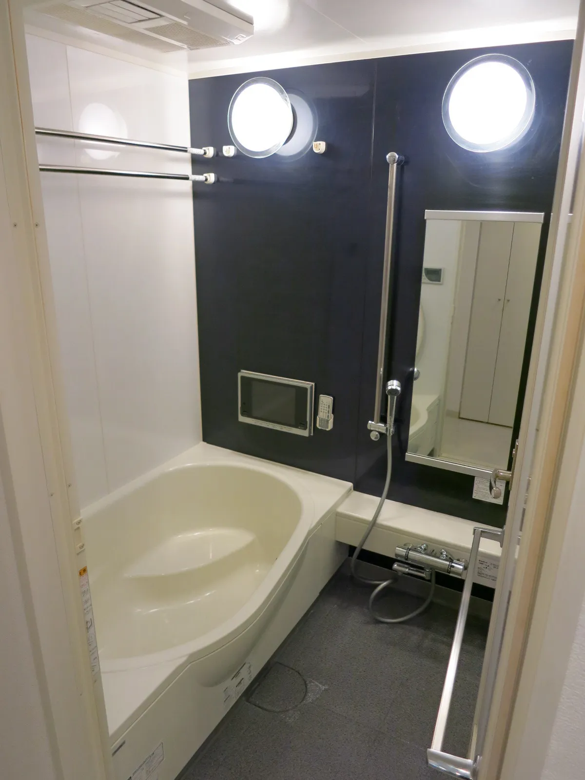 Residence Mishuku - Interior - ["Plumbing fixture", "Mirror", "Bathroom"]