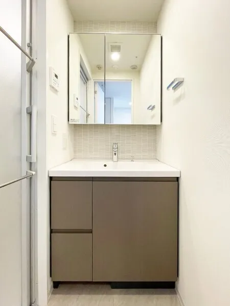 Brillia Ist Asakusa - Interior - ["Flooring", "Bathroom cabinet", "Plumbing fixture"]