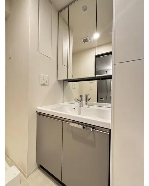 Geoent Ueno Inaricho - Interior - ["Flooring", "Floor", "Cabinetry"]