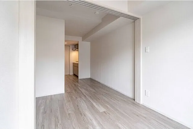 LUMIEC HONCHO EAST - Interior - ["Flooring", "Floor", "Ceiling"]