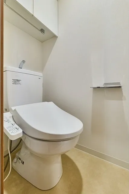 Gran Casa Oku - Interior - ["Toilet seat", "Toilet", "Plumbing fixture"]