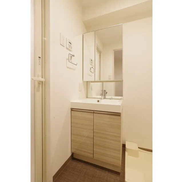 BluRock Monzen-Nakacho - Interior - ["Bathroom cabinet", "Cabinetry", "Sink"]