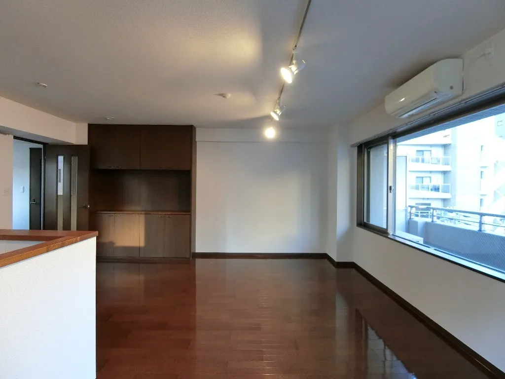 Shiba Park Apartment - Interior - ["Property", "Building", "Window"]