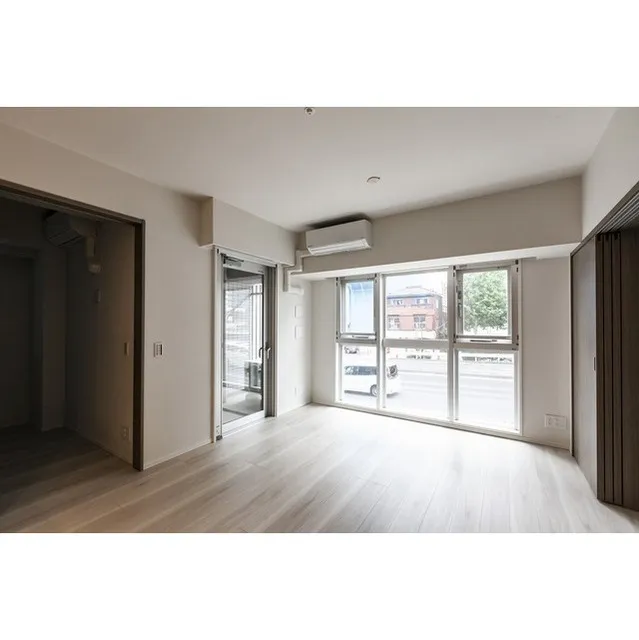 Doue Tsukishima II - Interior - ["Building", "Window", "Cabinetry"]