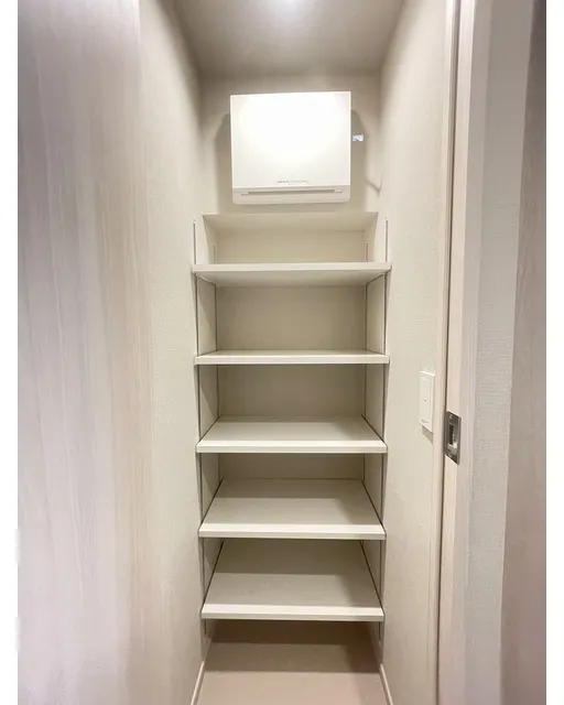 Wellis Urban Sumiyoshi East - Interior - ["Wood", "Shelving", "Flooring"]