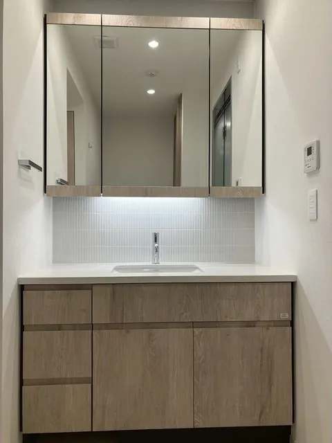 Branz Shibuya Sakuragaoka - Interior - ["Mirror", "Tap", "Cabinetry"]