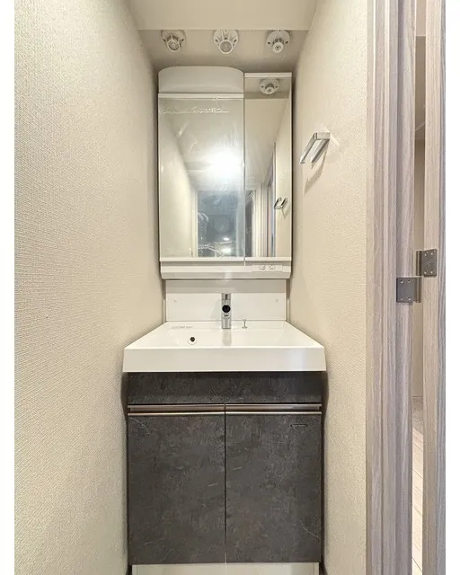 Clarity Ueno Inaricho - Interior - ["Plumbing fixture", "Flooring", "Bathroom Sink"]