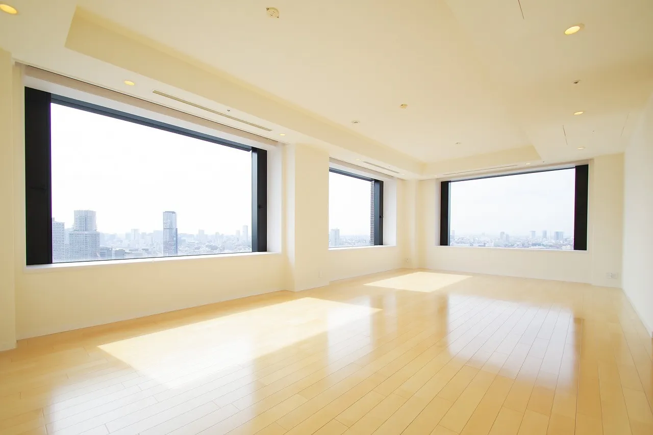 La Tour Shibakoen - Interior - ["Building", "Window", "Wood"]