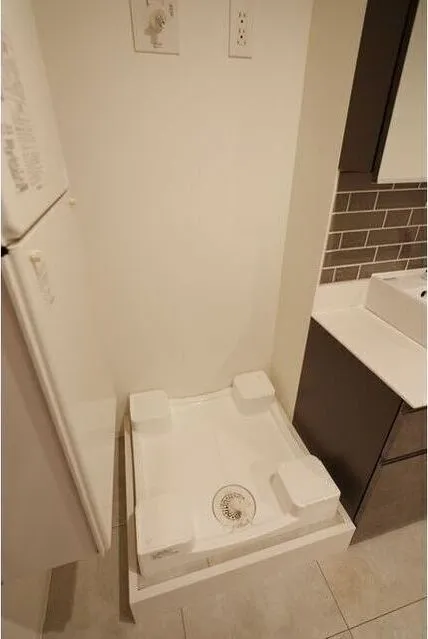 Zinnia Fudomae - Interior - ["Plumbing fixture", "Bathroom sink", "Toilet"]