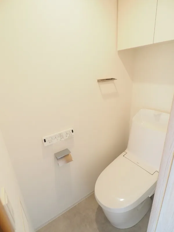 Prince Due Kamiya - Interior - ["Toilet seat", "Toilet", "Flooring"]
