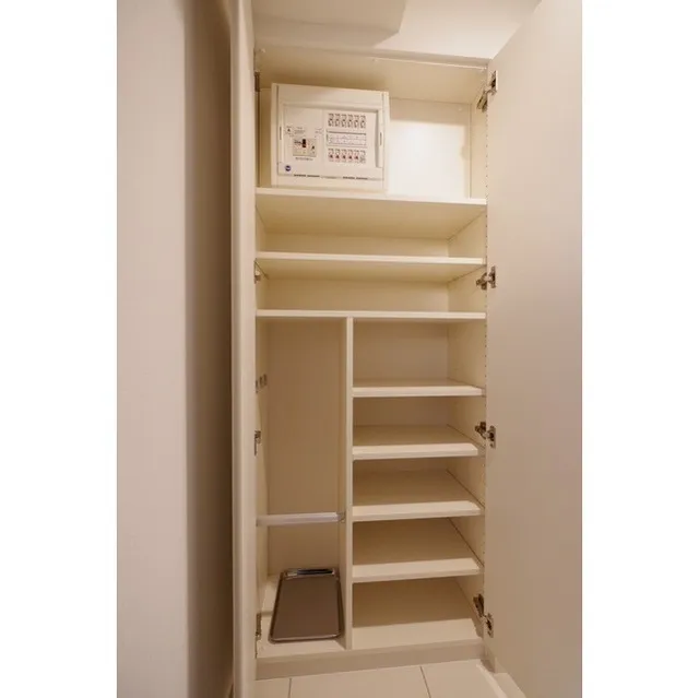 OPEN BLOOM SUMIDA YAHIRO - Interior - ["Cabinetry", "Shelf", "Bookcase"]