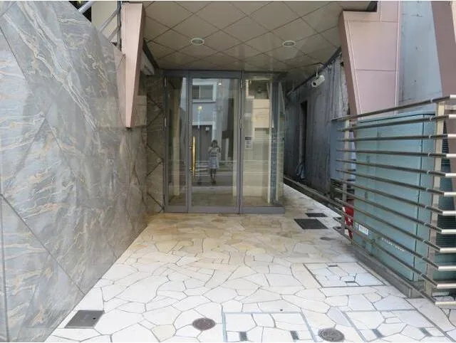 Plateau Jingumae - Exterior - ["Fixture", "Door", "Floor"]