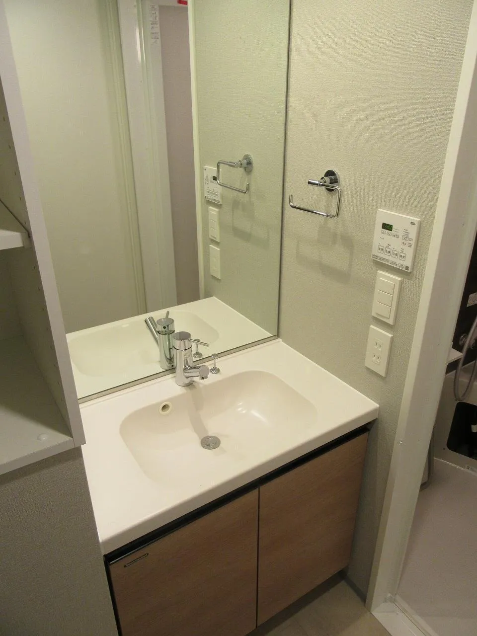 Primal Minamisuna - Interior - ["Flooring", "Floor", "Plumbing fixture"]