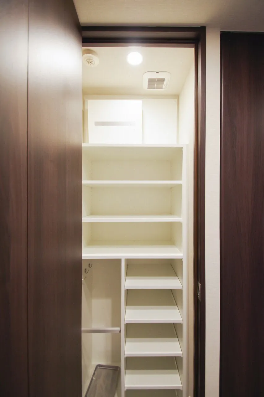 La Tour Shinjuku Annex - Interior - ["Cabinetry", "Property", "Shelf"]