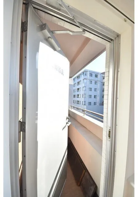 Castalia SuitenguⅡ - Interior - ["Composite material", "Glass", "Daylighting"]
