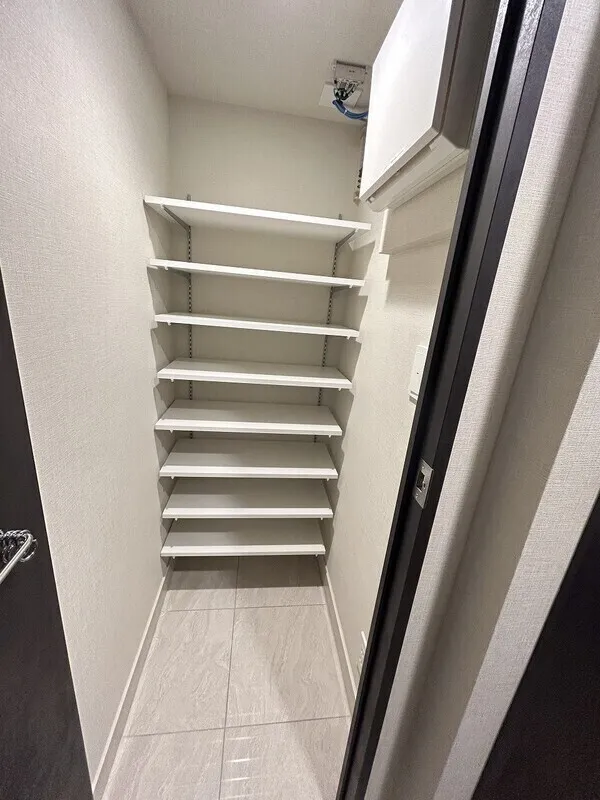 Blanchiesta Kiba - Interior - ["Flooring", "Grey", "Silver"]