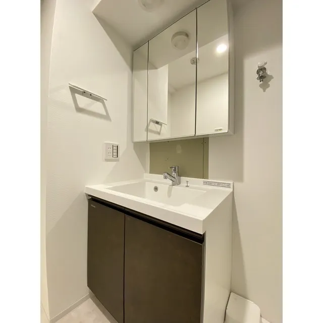 LIBR GRANT Haneda - Interior - ["Mirror", "Tap", "Plumbing fixture"]