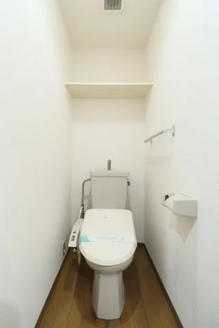 Cynthia Higashi Koenji - Interior - ["Toilet seat", "Toilet", "Plumbing fixture"]