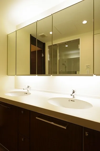 La Tour Shiodome - Interior - ["Brown", "Mirror", "Tap"]